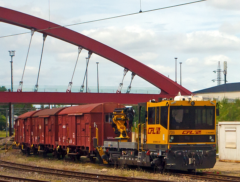 
Bei der Fahrt mit unserem Zug der Linie 70 von Luxemburg konnte ich am 16.06.2013 beim Bahnhof Luxemburg diese Aufnahme aus dem Zug machen. 

Der CFL Robel IIF 706 (99 82 9210 706-2 L CFL IF) ist beim Bf Luxemburg abgestellt.
