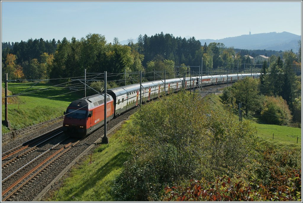 Bei starken Gegenlicht f�hrt eine Re 460 mit ihrem IC kurz nach Pal�zieux in Richtung St.Gallen.
5. Okt. 2012