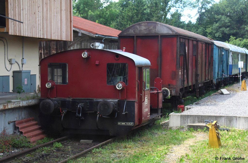 Bei der Tour auf der Lokalbahn Bad Endorf - Obing am See wurde diese DB K�f II 323 699-9 gesichtet, fotografiert aus dem Zug heraus in Amerang am 08.07.2012
--> Hersteller:  Fa. Jung, Jungenthal 1959 unter der Fabriknummer 13139 als K�f 6701 
Weitere Informationen zur Lok sind unter folgender Seite auf der Hompage des Vereines zu finden:

http://www.chiemgauer-lokalbahn.de/ueberuns/323699.html 



