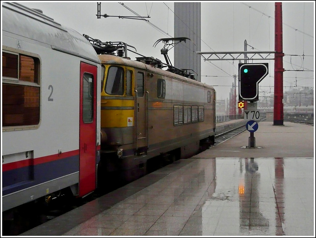 Beim zweiten Mal, dass wir die HLE 1608 gesehen haben, entstand dieser Notschuss, als sie im str�menden Regen den Bahnhof Bruxelles Midi am 27.02.2009 verliess. Der goldene von M�rklin gesponserte Look der 1608 dient einem karikativen Zweck, der Erl�s des Verkaufs der Miniatur dieser Lok flie�t der  Belgian Kids Fondation  zu. (Hans)
