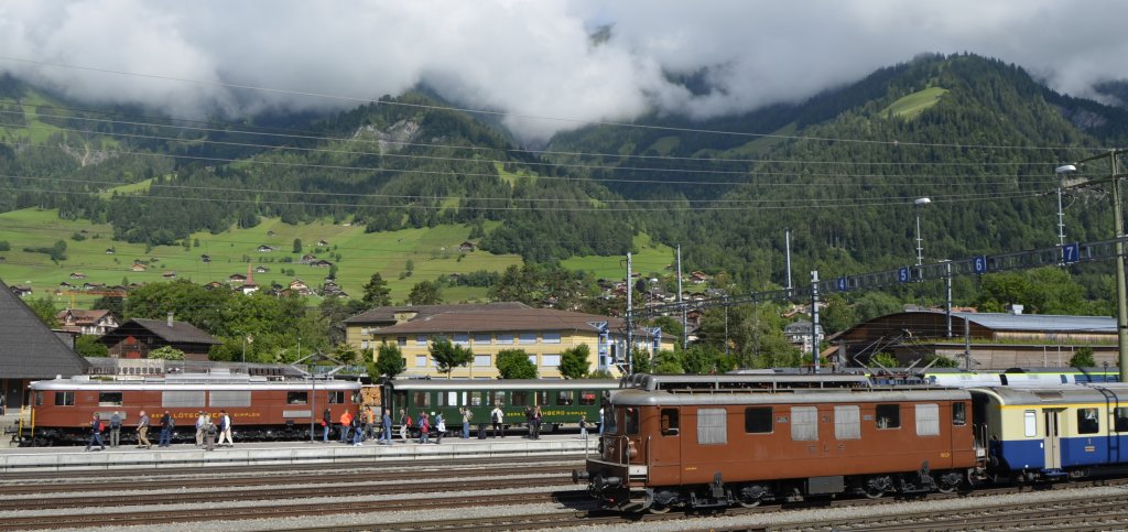 BLS Jubil�um in Frutigen am 30.06.2013. Die Ae 6/8 205 wartet mit einem historischen Sonderzug auf die n�chste Extrafahrt nach Kandersteg, die Ae 4/4 251 ist mit ihrem Wagenpark im Bahnhofsbereich abgestellt.