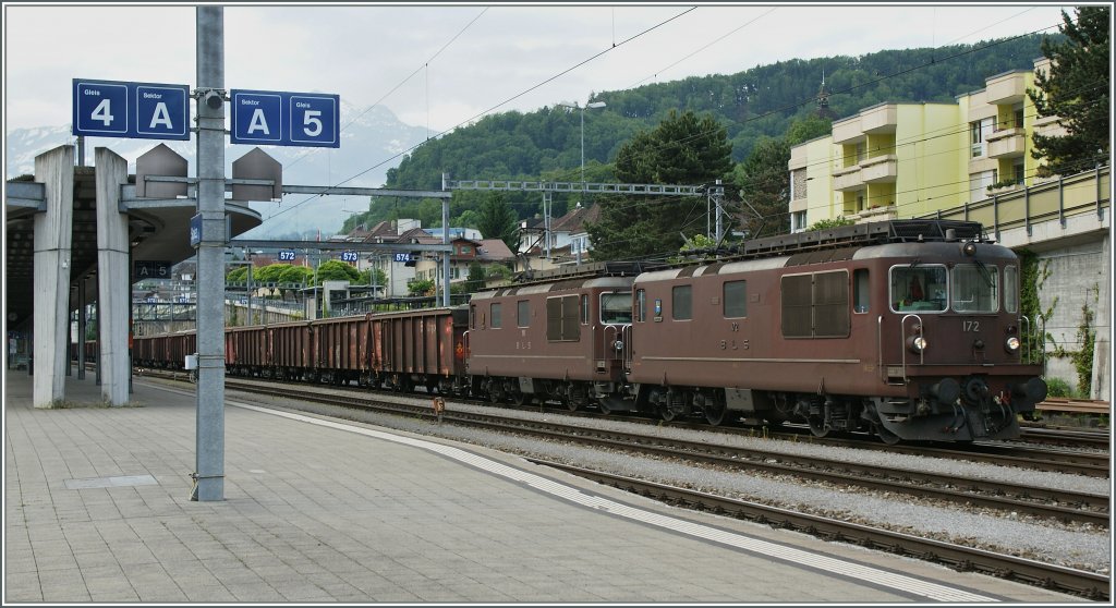 BLS Re 4/4 172 und 190 mit einem DB G�terzug nach Basel beim Halt in Spiez. 
1. Juni 2012