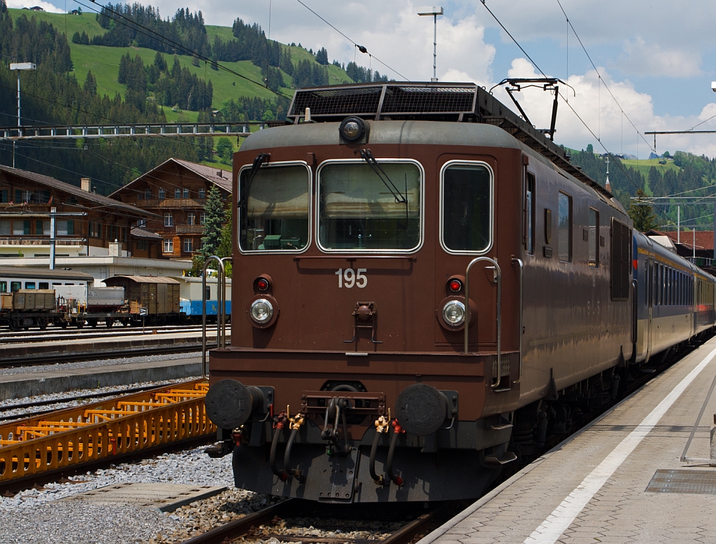 BLS Re 4/4 - 195  Unterseen  (Re 425) mit einem Regionalzug im Bahnhof Zweisimmen am 28.05.2012. 
Die Lok ist die letzte der Baureihe und wurde 1983 bei SLM unter der Fabriknummer 5227 gebaut. 
Die Lok haben die Achsformel Bo'Bo' und haben eine L�nge �ber Puffer von 15.470 mm, ein Eigengewicht von 80 t, die Leistung von 4980 kW (6770 PS) bringt sie auf eine H�chsgeschwindigkeit von 140 km/h.