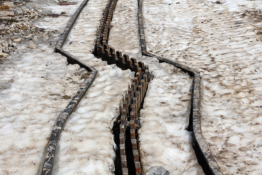 B�se �berraschung mit einem zerst�rten Gleisst�ck. Was doch Schneemassen alles verursachen k�nnen! 24. Mai 2012