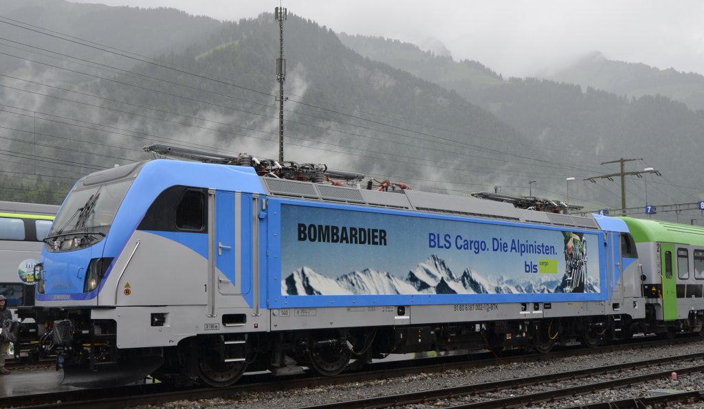 BR 187 Last-Mile-Lokomotive  TRAXX  F140 ACLM, 91 80 6187 002-1 D-BTK.
Anl�sslich der Jubil�umsausstellung 100 Jahre L�tschbergbahn am 29.u.30.06.2013 in Frutigen stellten BLS Cargo und Bombardier erstmals in der Schweiz die neue Last-Mile-Lokomotive vor.
Ab 2014 wird BLS Cargo als erstes Unternehmen diese Lokomotive mit Wechselstom- und erg�nzendem Dieselmotor kommerziell einsetzen.
Zulassung: CH,D,A
L�nge: 18,9m
Gewicht: 87t
Leistung: 5600kw
(Quelle: BLS-u. Bombardier)
