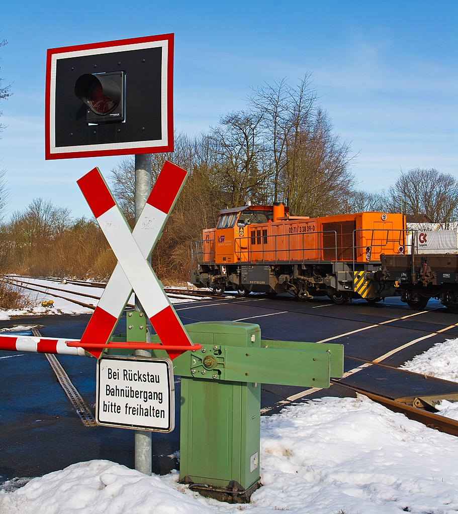 Da der Bahn�bergang und der Bahnhof in Burbach (Kreis Siegen) dicht beieinander liegen, so muss die Lok 42 (eine MaK 1700 BB) der KSW (Kreisbahn Siegen-Wittgenstein) ihre Res-Wagen �ber den B� hinaus rangieren. (Burbach/Siegerland am 18.03.2013)
