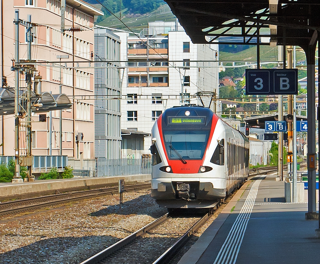 Da kommt die S-Bahn S1 nach Villeneuve, mit ihr wollen wir bis Territet am 26.05.2012 fahren. Der 4-teilige Stadler FLIRT (RABe 523 018) f�hrt in dem Bahnhof Vevey ein. 
Mir f�llt hier auf das die schweizer FLIRT,s keine wie in Deutschland �bliche Scharfenbergkupplung, sondern eine Schwab-Kupplung FK-15-12 (eine relativ neuer Kupplungstyp) haben. 
Gegen�ber der schnellen Scharfenbergkupplung gilt die Schwab-Kupplung eher als gem�tlich arbeitend. Der Kuppelvorgang kann schon ein paar Sekunden dauern. Daf�r bietet die Schwabkupplung aber einen grossen Vorteil. Dieser findet sich in der geringen Anf�lligkeit auf Verschmutzungen. Durch die eingebaute Heizung kann Schnee und Eis nicht haften bleiben. Das heisst, Flugschnee l�uft einfach ab. Sie ist auch unter Zuglast mit geringem Kraftaufwand entkuppelbar.
