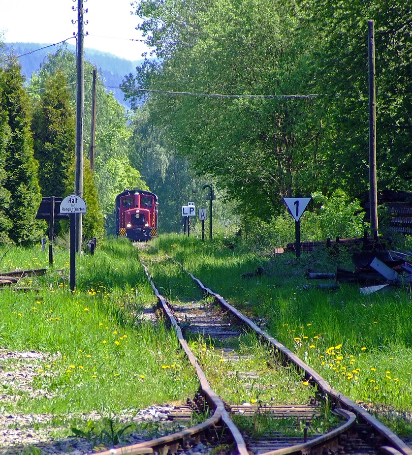 Da kommt der Zug....
Die O+K Lok V3  NAHMER  der MME  M�rkische Museums-Eisenbahn (Sauerl�nder Kleinbahn), ex V3 der Hohenlimburger Kleinbahn AG (HKB) erreicht gleich mit ihrem Zug den Bahnhof H�inghausen (23.05.2010).
Die 1m spurige zweiachsige Diesellokomotive des Typs MV8 wurde 1960 von Orenstein und Koppel im Werk Dortmund-Dorstfeld unter der Fabriknummer 25988.

