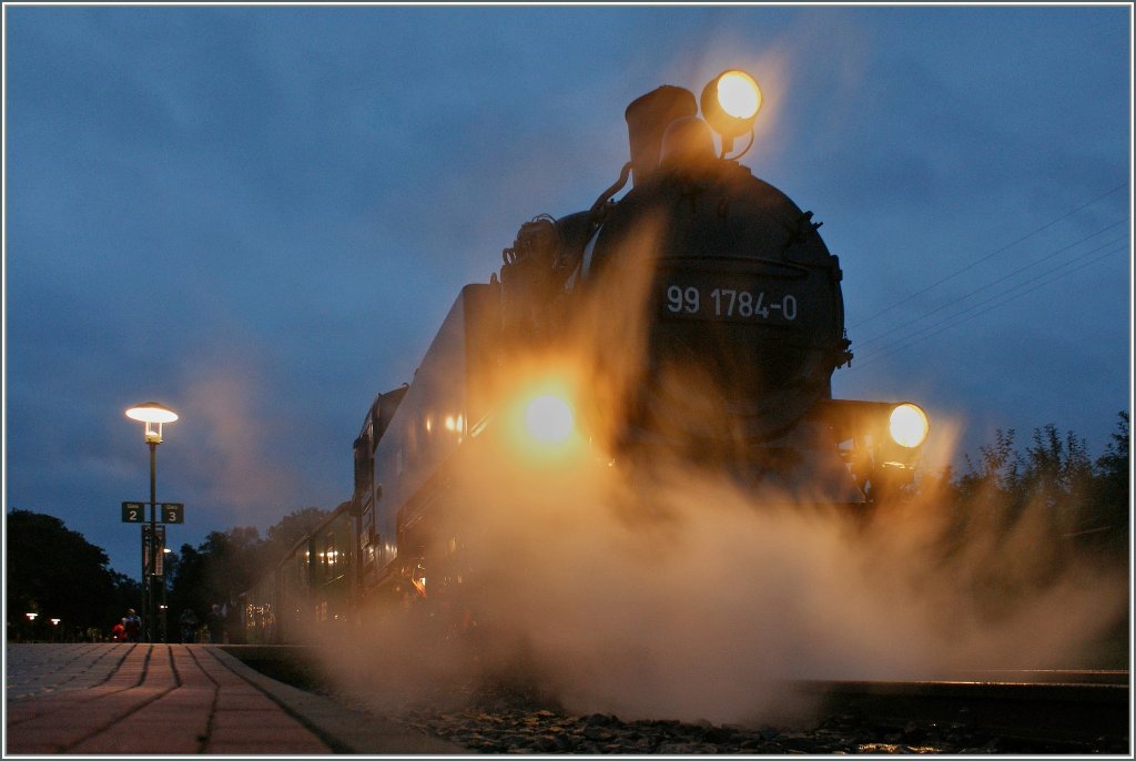 Dampfbahn-Ambiente zur Blauen Stunde: R�BB 99 1784-0 in Binz am 20. Sept. 2010.
