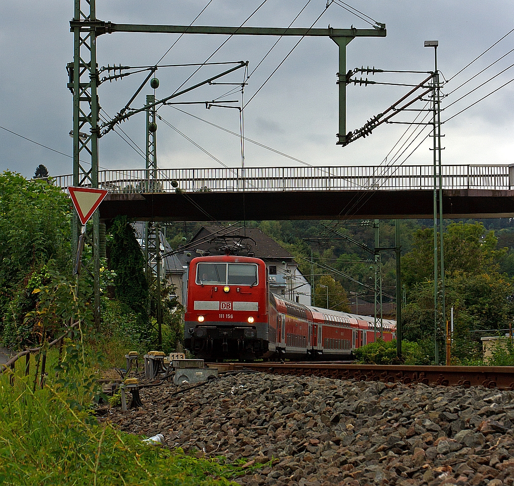 Das gleiche Bild, enger zugeschnitten - Die 111 156 zieht den RE 9 (Rhein-Sieg-Express) Aachen - K�ln - Siegen am 15.09.2012 weiter Bahnhof Betzdorf/Sieg in Richtung Siegen.