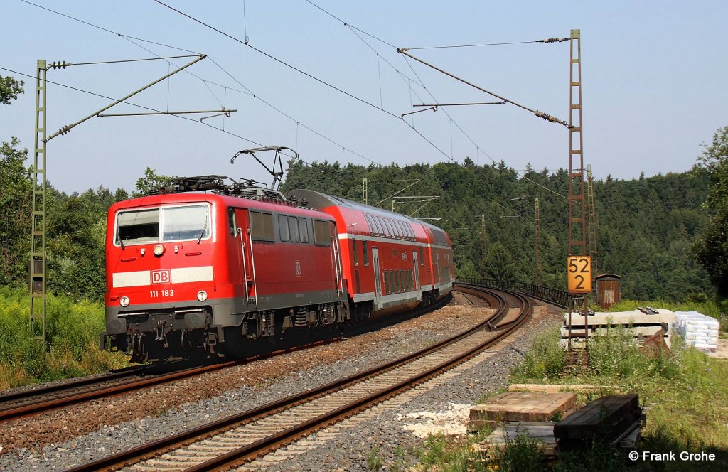 DB 111 183 vor RE 4257 N�rnberg - M�nchen, KBS 880 N�rnberg - Passau, fotografiert beim Verlassen der Br�cke �ber die Wei�e Laber bei Deining am 26.07.2012