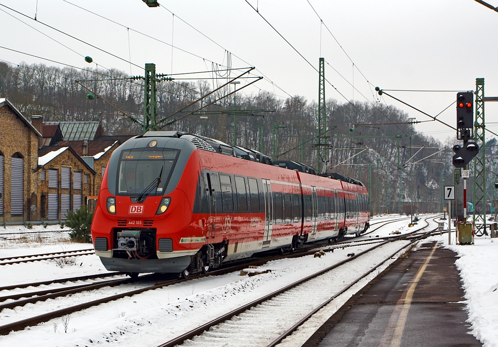 Der 442 103 / 603 ein dreiteiliger Bombardier Talent 2 als RE 9 - Rhein-Sieg-Express (Aachen - K�ln - Siegen) f�hrt am 26.01.2013 in den Bahnhof Betzdorf/Sieg.

Bedingt durch eine Streckensperrung zwischen Eitorf und Hennef durch eine Weichenerneuerung, gab es nur ein Pendel von einfachen Garnituren wie hier der Dreiteiler, in der Gegenrichtung konnte ich einen Vierteiler sehen.

Die Dreiteiler Talent 2 (BR 442.1) haben die Achsformel Bo’2’2’Bo’ und sind 56.200 mm  �ber Kupplung Lang. 
Sie haben eine Leistung von 2020 kW (verteilt auf 4 Fahrmotoren), die H�chstgeschwindigkeit ist 160 km/h, die max. Beschleunigung ist 1,1 m/s�.
