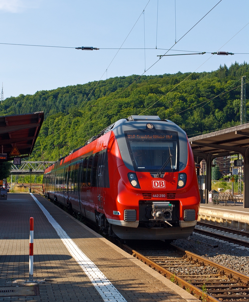 Der 442 290 / 442 790 ein vierteiliger Bombardier Talent 2 der DB Regio Hessen als SE 40 Mittelhessen-Express beginnt gerade vom Bahnhof Dillenburg seine Reise nach Frankfurt am Main Hbf, hier am 07.07.2013.
