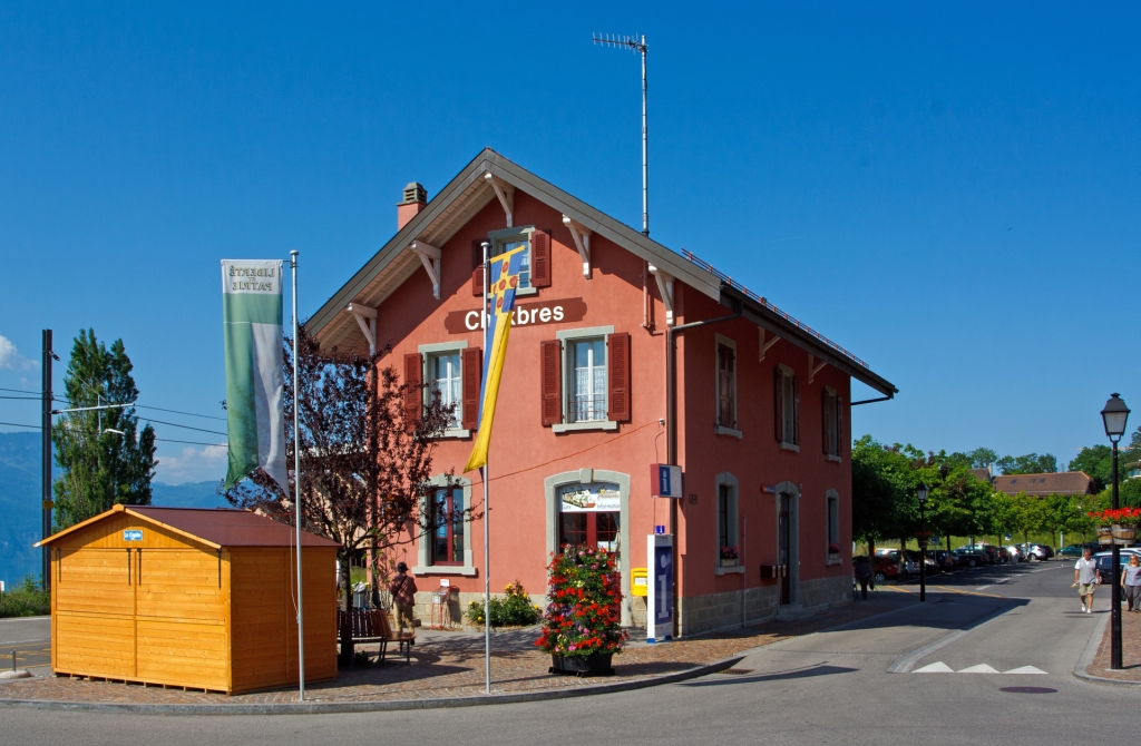Der Bahnhof Chexbres-Village an der Bahnstrecke des  Train des Vignes  (S31) Puidoux-Vevey) am 28.05.2012. Chexbres liegt auf 565 m �. M., im Lavaux, an aussichtsreicher Lage rund 200 m �ber dem Seespiegel des Genfersees.