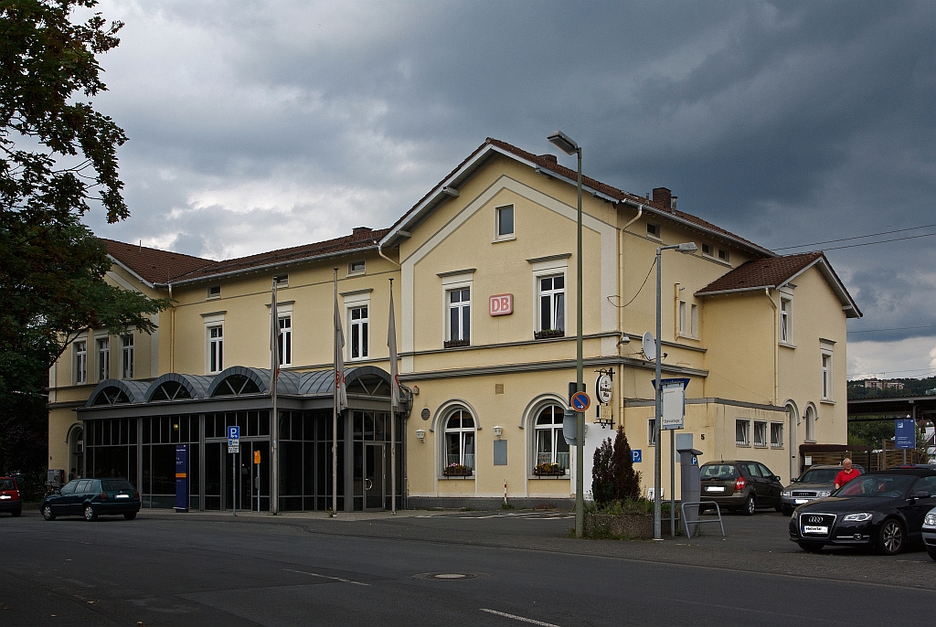 Der Bahnhof Siegen-Weidenau, an der Ruhr-Sieg-Strecke (KBS 440) am 16.08.2011.
F�hrer verkehrten hier auch mal InterRegio&acute;s, seit 2001 ist das leider Geschichte. I
ch kann mich noch gut an die Zeiten erinnern wo es einen IR Kempten/Allg�u - Frankfurt/Main - Siegen-Weidenau - Hagen - Norddeich-Mole gab, diesen Z�gen waren so voll das die Fahrg�ste in den G�ngen sa�en. Warum solche Z�ge f�r die Bahn nicht rentabel sind, das wei� wer will.