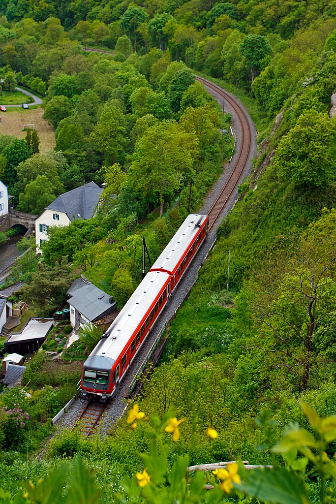 Der Dieseltriebzug 628 305 / 629 305 der DB Regio f�hrt am 19.05.2013 als RB 92 (Pellenz-Eifel-Bahn) Andernach – Mayen – Kaisersesch auf der KBS 478 (Eifelquerbahn), hier kurz hinter dem Monreal-Tunnel (185 m).
 
Der Steuerwagen des Triebzuges ist nachtr�glich f�r solche steigungsreiche Strecken (wie diese) motorisiert worden.