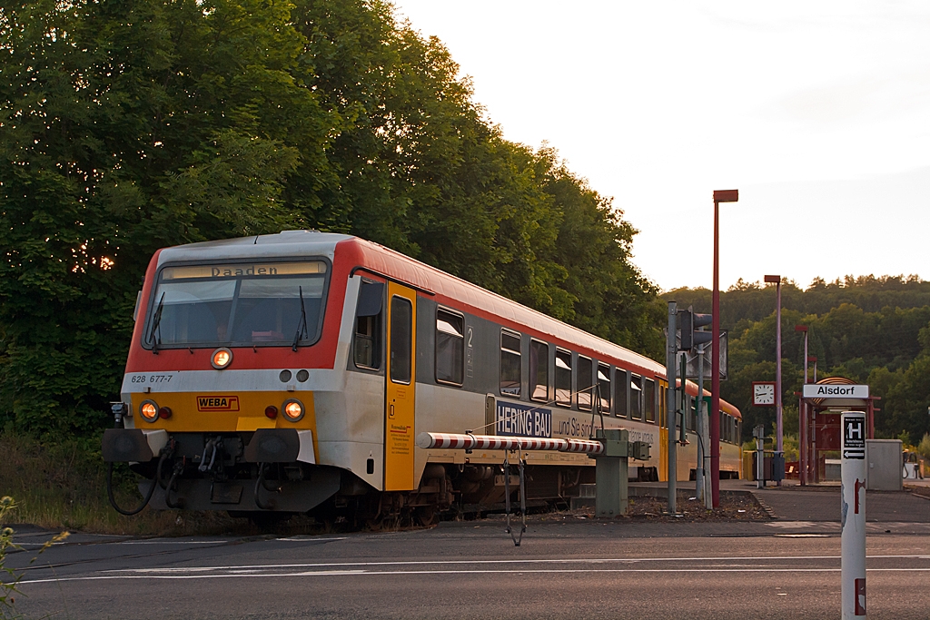 Der Dieseltriebzug  628 677-7 / 928 677-4 Daadetalbahn der Westerwaldbahn (WEBA) f�hrt am 19.07.2013 vom Haltepunkt  Alsdorf  in Richtung Daaden weiter.
 Er bef�hrt die 10 km lange KBS 463 (Daadetalbahn) als RB 97 (Daadetalbahn) von Betzdorf/Sieg nach Daaden.  
Nochmals eine freundlichen Gru� an den Tf retour.
