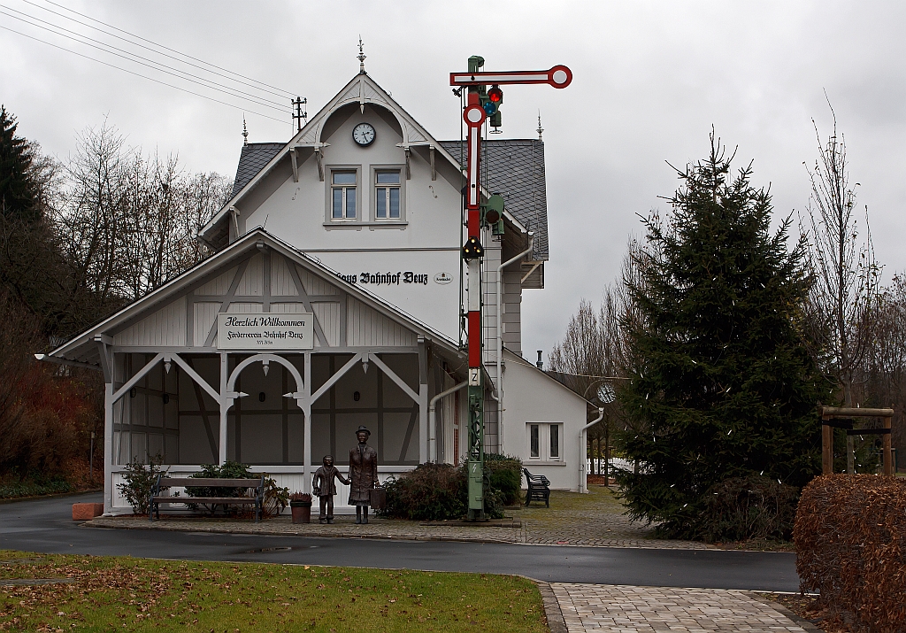 
Der ehemalige Bahnhof Netphen-Deuz der Kleinbahn Weidenau–Deuz GmbH, am 26.11.2011. Die Kleinbahn Weidenau–Deuz GmbH wurde am 4. Juni 1904 gegründet. Das Kapital brachten zu gleichen Teilen das Königreich Preußen, die Provinz Westfalen und der Kreis Siegen auf. Ziel war es, das Amt Netphen im oberen Siegtal mit einer Bahn (Johannlandbahn) zu erschließen.

Der Personen- und Güterverkehr auf dem 11,3 Kilometer langen Teilstück von Weidenau nach Deuz wurde am 1. Dezember 1906 aufgenommen. Die Fortsetzung bis Irmgarteichen-Werthenbach (4,8 km) folgte für Personenzüge am 1. Dezember 1916 und für Güterzüge am 21. Mai 1917. 


Über mehrere Jahrzehnte entwickelten sich die Verkehrsleistungen positiv. Auch nach der Einstellung des Personenverkehrs am 25. Mai 1968 nahm der Güterverkehr noch zu.


Am 1. Januar 1970 wurde die Kleinbahngesellschaft Weidenau–Deuz GmbH aufgelöst und ihr Vermögen auf die Siegener Kreisbahn, jetzt: Kreisbahn Siegen-Wittgenstein übertragen, die mehr als 90 Prozent der Gesellschaftsanteile in Besitz hatte und schon seit dem 1. April 1955 Betriebsführerin war.


Fortsetzung im nächsten Bild (20433)
