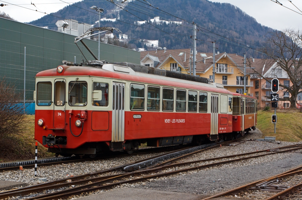 Der Gep�cktriebwagen BDeh 2/4 Nr. 74 mit Steuerwagen Bt 221 der MVR (Transports Montreux–Vevey–Riviera) ex CEV (Chemins de fer �lectriques Veveysans) kommt am  26.02.2012  vom Les Pl�iades (1.360 m �. M.) hinab und f�hrt in den Bahnhof Blonay ein. 