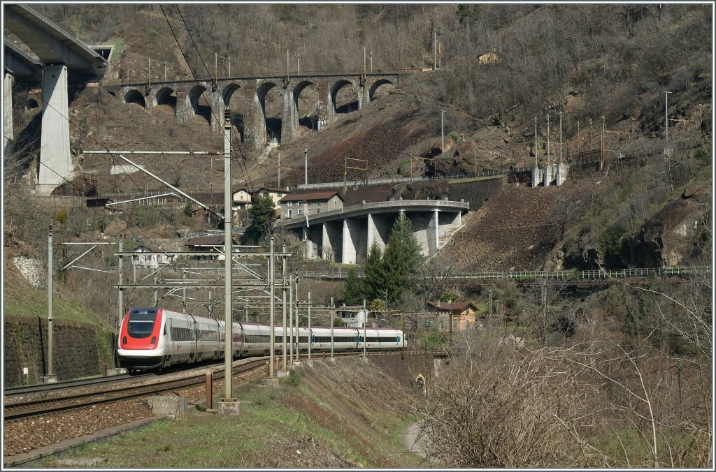 Der ICN 676 von Chiasso nach Basel SBB hat die den ehemaligen Bahnhof von Giornico verlassen wird in den 1747 langen Trautunnel einfahren, der den Zug auf die mittlere Stufe bringt um dann durch den zweiten Spiraltunnel die dritte Stufe zu erreichen. 
Oben im Bild, rechts der Br�cke beim gelben Haus entstand �brigens das Bild ID 256 713 mit der Re 6/6.
3. April 2013