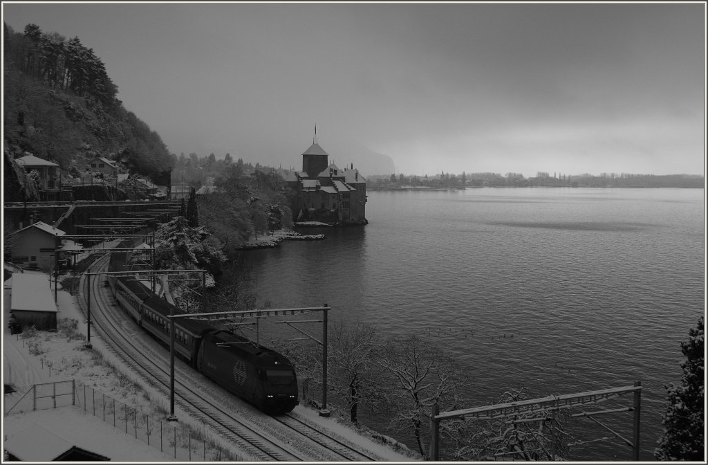 Der IR 1418 (gezogen von einer RE 460) f�hrt am 05.01.2010 am tiefverschneitem Ch�teau de Chillon vorbei.