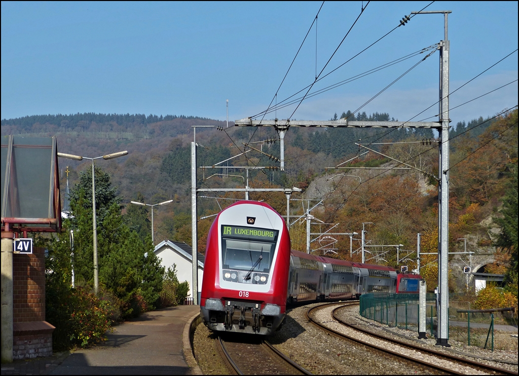 Der IR 3737 Troisvierges - Luxembourg f�hrt am 25.10.2012 in den Bahnhof von Kautenbach ein. (Jeanny)