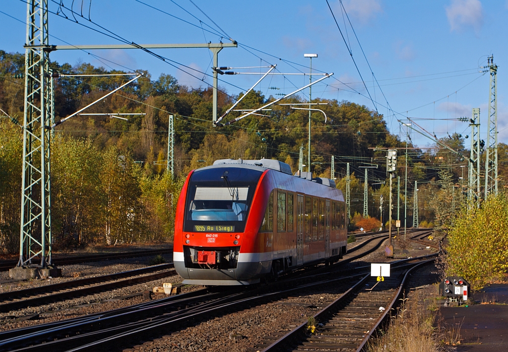 Der LINT 27 - Dieseltriebwagen 640 015 der DreiL�nderBahn als RB 95 (Dillenburg-Siegen-Au/Sieg), f�hrt am 02.11.2012 von Betzdorf/Sieg weiter in Richtung Au/Sieg.