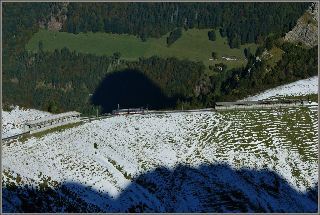Der R 3359 braucht nur noch wenige Minuten bis er am Rochers-de-Naye ankommt.
(12.10.2011)