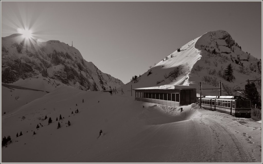 Der Rochers-de-Naye Zug Beh 4/8 304 f�hrt der Sonne entgegen.
(12.01.2012)