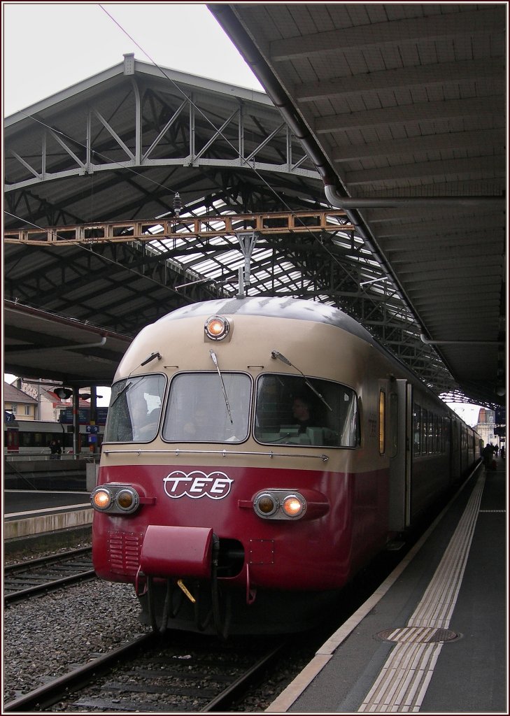 Der TEE (RAe II 1053) als Extrazug von Brig nach Bern beim Halt in Lausanne.
9. April 2013 