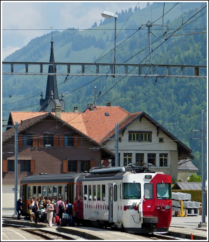 Der TPF Zug wird gest�rmt in Montbovon. 25.05.2012 (Jeanny)