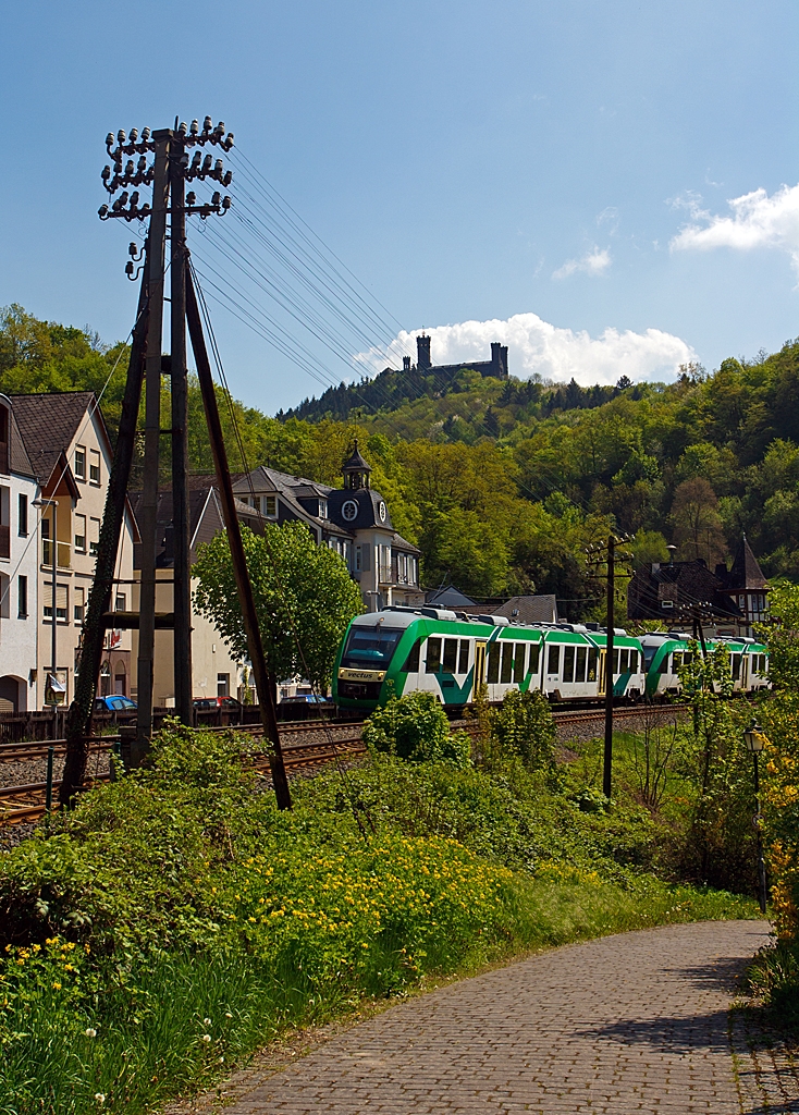 Der VT 253 gekuppelt mit VT 202 der vectus (Alstom Coradia LINT 41 und LINT 27) kommt am 05.05.2013 aus Richtung Limburg/Lahn und f�hrt gleich in den Bahnhof Balduinstein ein. 
Er f�hrt als RB die Strecke Limburg/Lahn - Koblenz auf der KBS 625 - Untere Lahntalbahn.

Oben thront das Schloss Schaumburg.