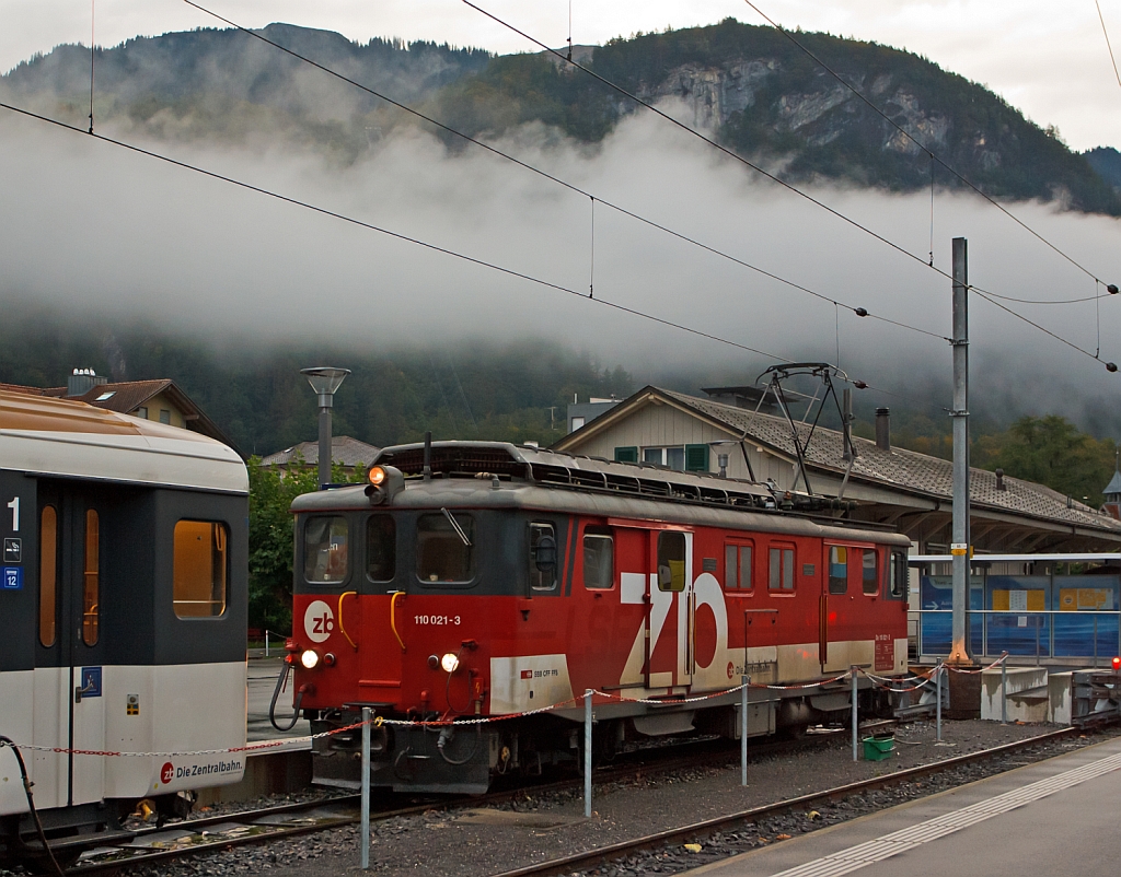 Der zahnlose Gep�cktriebwagen De 110 021-3 (ex De 4/4 121, ex Deh 4/6 905) hat am 29.09.2012 den RegioExpress GoldenPass Panoramic von Interlaken Ost nach Meiringen gezogen. Nun ist der De 110 abgekuppelt und am anderen Zugende wird die HGe 4/4 101 963-7 angekuppelt.
Grund ist von Meiringen geht es teilweise mit Zahnstange (System Riggenbach) �ber den Br�nigpass (bis zu 13 %) und die HGe 4/4 101 haben ihre Zahnr�der noch (gem. Zahnrad- und Adh�sions-Lokomotive), und da Meiringen ein Kopfbahnhof ist, ergibt sich auch kein grosser Mehraufwand durch den Lokwechsel. 
