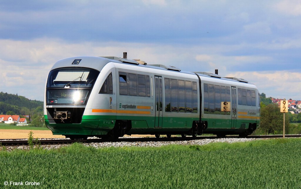 Desiro BR 642 der Vogtlandbahn VT 12 mit Namen   Landkreis Tirschenreuth   als VBG 81116 Regensburg - Weiden, fotografiert auf der KBS 855 Regensburg - Hof bei Zeitlarn am 09.05.2012 --> Ich hatte hier wegen der Spiegelbilder in den Fenstern absichtlich zum Fotografieren die Schattenseite gew�hlt.