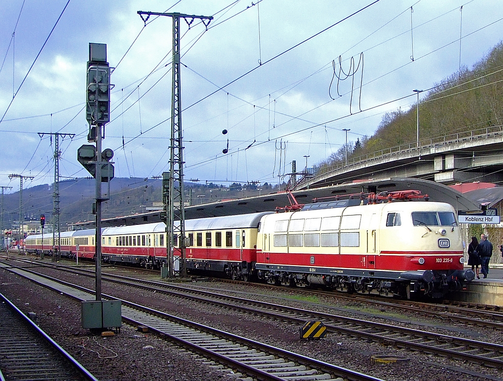 Die 103 235-8 mit IC 91 300 (mit TEE-Rheingold Wagen) steht am 03.04.2010 im Koblenzer Hauptbahnhof zur Weiterfahrt nach Trier Hbf bereit. Der Zug fuhr anl�sslich des Dampfspektakels 2011.