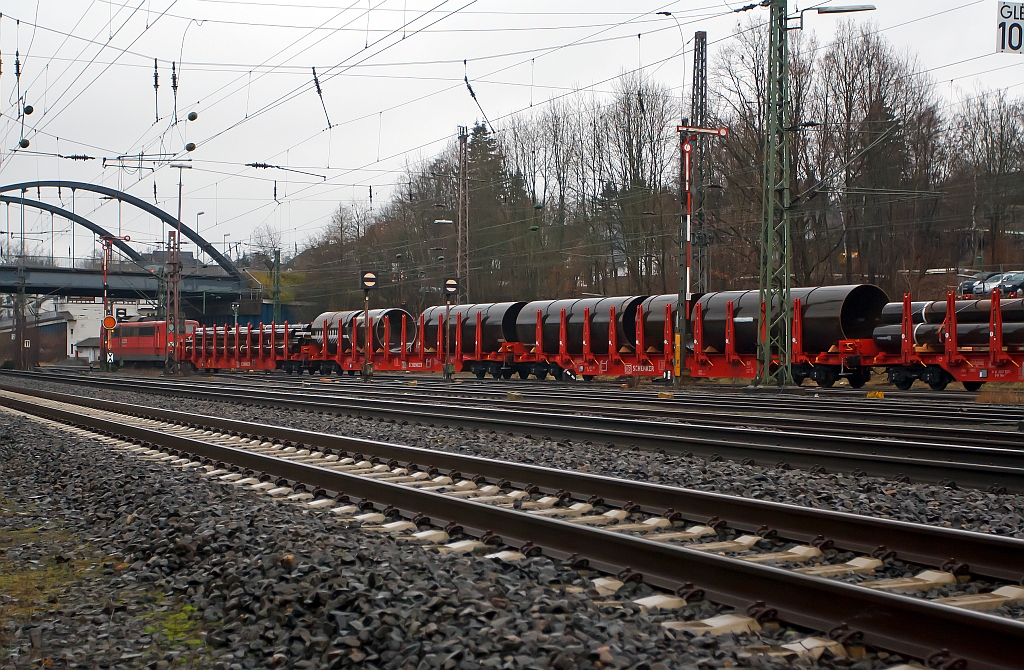 Die 151 149-2 der DB Schenker Rail Deutschland AG  hat am 23.12.2011 in Kreuztal einen G�terzug im Ragierbahnhof abgeholt und zieht diesen nun auf der KBS 440 Ruhr-Sieg-Strecke in Richtung Hagen.