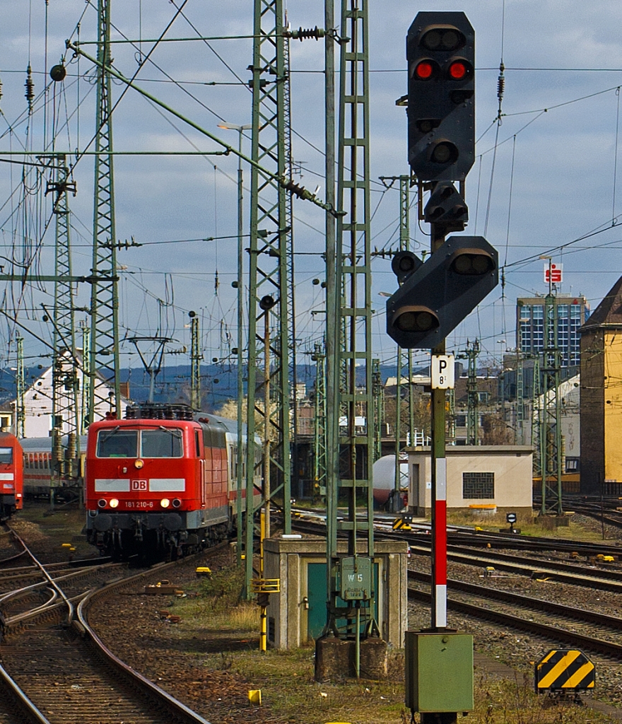 Die 181 210-6 bringt den IC 133 (Luxembourg-Koblenz-K�ln-Norddeich Mole) von Luxembourg nach Koblenz, hier am 13.04.2013 bei der Einfahrt in den Hbf Koblenz. Danach �bernimmt die 101 057-8 den IC. 

Leider war mir hier kein anderer Bildaufbau m�glich, da ein unbek. anderer Fotograf meinte er m�sse sich genau an die Bahnsteigspitze (illegal) stellen. Denn eigentlich wollte ich beide Loks drauf haben.
