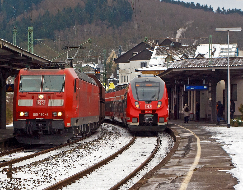 Die 185 190-6 der DB Schenker Rail zieht am 19.01.2013 einen gemischten G�terzug durch den Bahnhof Betzdorf Sieg in Richtung K�ln.
Rechts auf Gleis 105 h�lt gerade der  RE 9 - Rhein-Sieg-Express (Aachen - K�ln - Siegen) bestehend aus zwei gekuppelten vierteiligen Bombardier Talent 2 (BR 442.2).