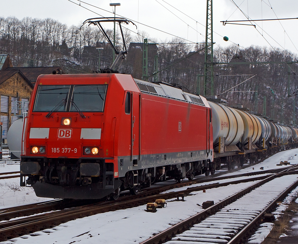 Die 185 377-9 der DB Schenker Rail zieht am 09.02.2013 einen Kesselwagenzug durch den Bahnhof Betzdorf Sieg in Richtung Siegen.
Ab der Betriebsnummer 201 sind diese Loks f�r DB Schenker Rail eine verbesserten Form der BR 185 und werden als Baureihe 185.2. bezeichnet, die Bombardier Bezeichnung ist TRAXX F140 AC2.