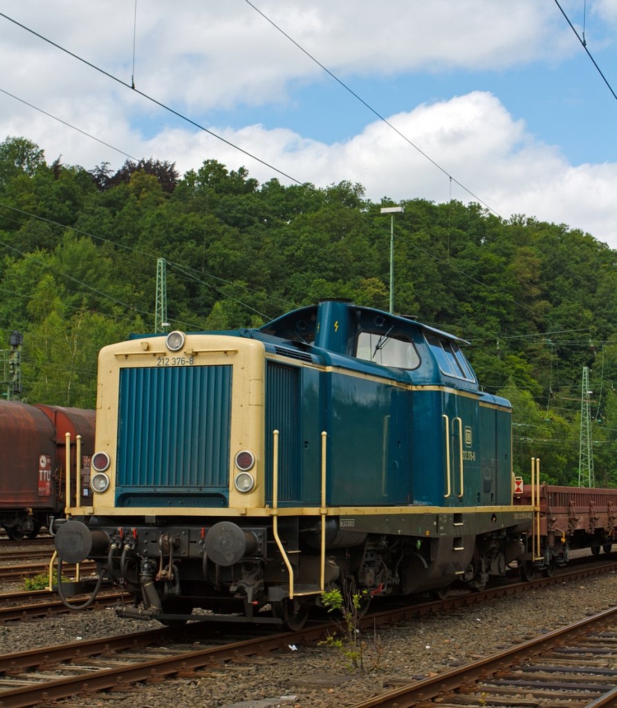 Die 212 376-8 ex DB V 100 2376 der Aggerbahn (Andreas Voll e.K., Wiehl) abgestellt am 19.07.2012 in Betzdorf (Sieg)
Die V100.20 wurde 1965 bei Deutz unter der Fabriknummer  57776 gebaut und als V 100 2376 an die DB ausgeliefert. Die Umzeichnung in 212 376-8 erfolgte 1968, die Ausmusterung 2010. �ber ALS, Stendal kam sie dann 2011 zur Aggerbahn, die kompl. NVR-Nummer ist  92 80 1212 376-8 D-AVOLL.