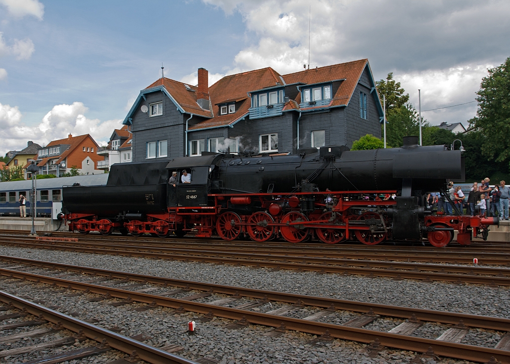 
Die 52 4867 der Historische Eisenbahn Frankfurt (HEF) am 12.06.2011 in den Bahnhof Königstein/Taunus, die Lok wird umsetzt um den Sonderzug Tendervoraus für die Rückfahrt nach Frankfurt-Höchst anzukuppeln.