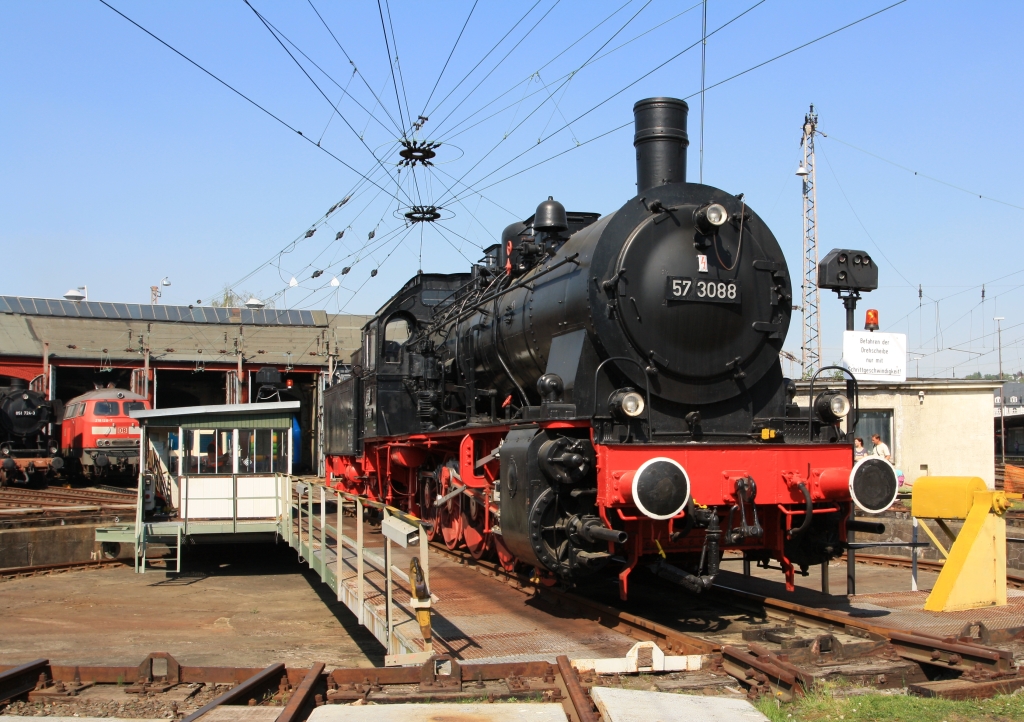 Die 57 3088 (preu�. G10) am 23.04.2011 auf der Drehscheibe im ehem. BW Siegen (heute S�dwestf�lische Eisenbahnmuseum). Hier war Fr�hlingsfest im Lokschuppen.

Die G10 ist Baujahr 1922, kurz vor der z-Stellung am 10.06.1968 wurde sie zum 01.01.1968 noch in 057 088 umgezeichnet. Am 24.06.1970 schied sie aus dem Bestand der DB aus. 