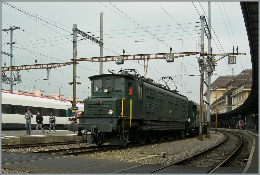 Die Ae 4/7 10997 mit einem Extrazug nach Domodossla.
1. Mai 2013