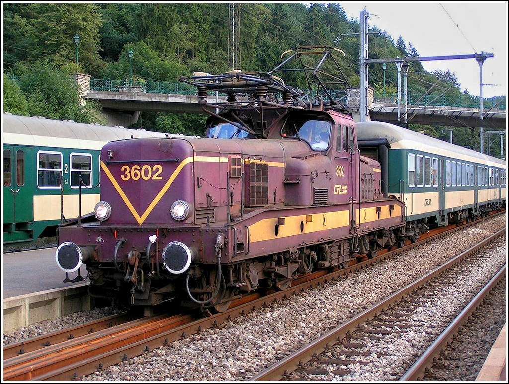 Die BB 3602 wartet am 31.08.2004 im Bahnhof von Clervaux auf die Weiterfahrt nach Troisvierges. (Hans)