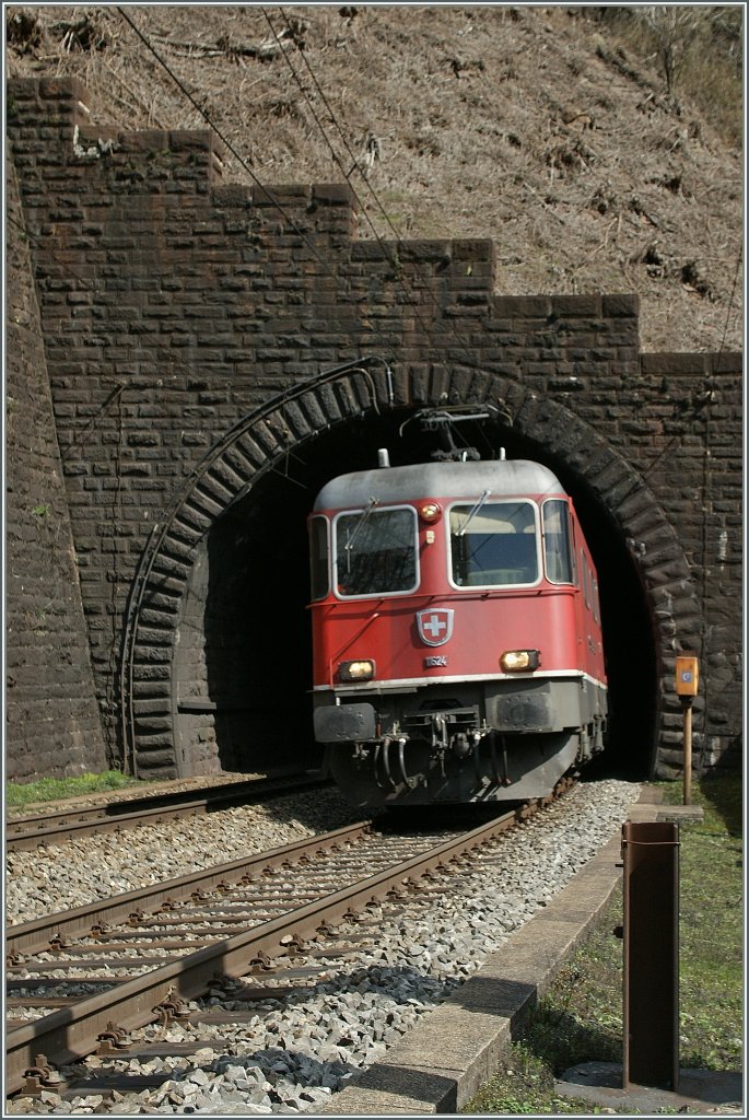 Die bergw�rtsfahrende Re 6/6 11624 verl�sst den 1509 m langen Pianotondo-Spiral-Tunnel und nach �berquerung eins Viaduktes auch die  Biaschina . 
3. April 2013