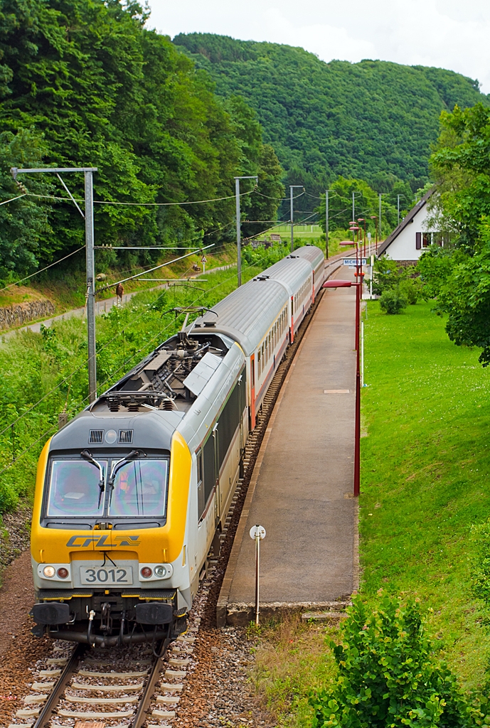 Die CFL 3012 zieht den IR 116 Luxembourg - Liers am 15.06.2013, ohne Halt, durch den kleinen Bahnhof Michelau. 

Die CFL Serie 3000 ist hundertprozentig Baugleich wie die Reihe 13 der   Belgischen Staatsbahn (NMBS/SNCB). Sie wurden 1997 bis 2001 bei Alstom f�r die CFL 20 St�ck und die NMBS/SNCB 60 St�ck gebaut.

Sie haben 3 Stromsysteme 25 kV 50 Hz AC / 1,5kV und 3 kV DC und haben eine H�chstgeschwindigkeit von 200 km/h und eine Leistung von 5.200 KW (bei 1,5 kV DC halbe Leistung). 

Noch mehr Infos unter http://hellertal.startbilder.de/name/einzelbild/number/250812/kategorie/Luxemburg~E-Loks~Serie+3000.html
