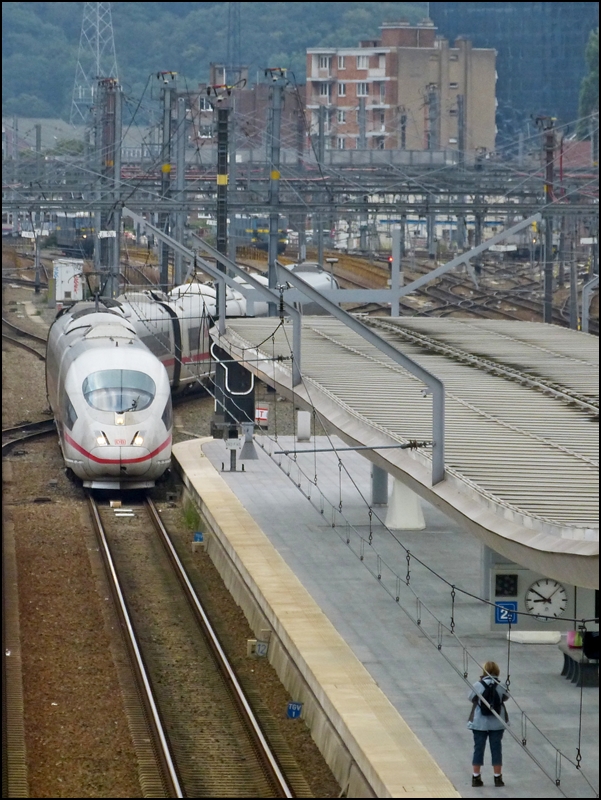 Die Fotografin und ihr Sujet. Li�ge Guillemins, 22.08.2012 (Hans)