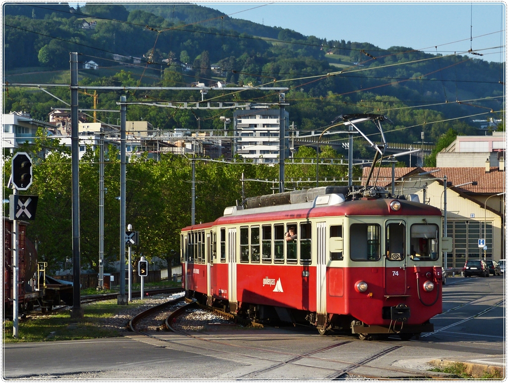 Die von Frank angesprochenen interessanten Sachen auf Christines Panoramabild des Bahnhofs von Vevey aus der N�he betrachtet: Der Gep�cktriebwagen BDeh 2/4 Nr. 74 der MVR (Transports Montreux–Vevey–Riviera) ex CEV (Chemins de fer �lectriques Veveysans) mit Steuerwagen Bt 221, aus Blonay kommend, bei der Einfahrt in den Bahnhof von Vevey, sogar mit Fotograf. 25.05.2012 (Hans)