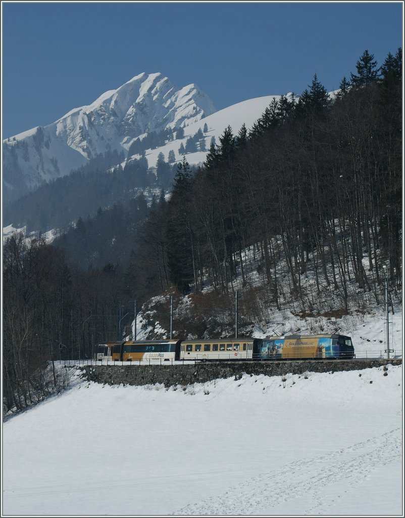 Die GoldenPass MOB Ge 4/4 mit dem MOB Panoramic Express 2124 auf dem Weg nach Zweisimmen bei der Station Les Sciernes. 
26. Feb. 2013