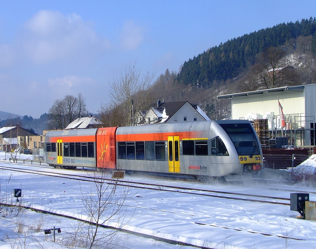 Die Hellertalbahn mit einem Stadler GTW 2/6 kommt von Dillenburg und f�hrt in den Bahnhof Herdorf am 16.02.2010.